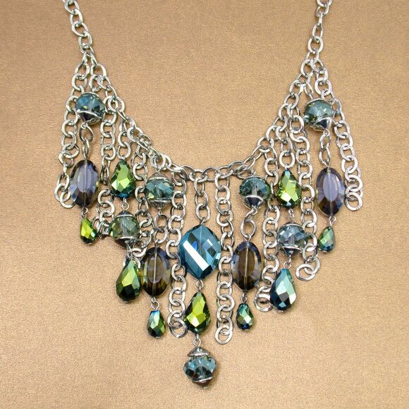 Sparkling green glass bead necklace in a fringe beaded necklace design - Picture 5 of 6